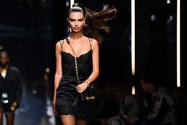 Соблазнительная Эмили Ратаковски на показе Versace в эротичных образах