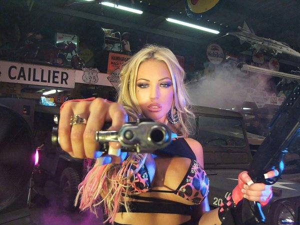 Боевая красавица Меган Дэниелс в действенных позах