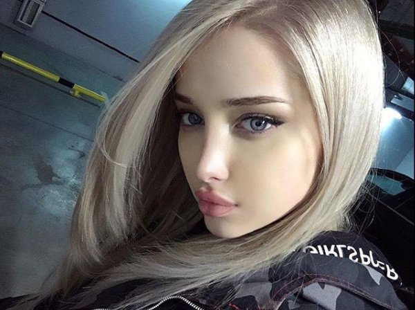 Привлекательная модель Мариам Пашаева с обворожительной улыбкой