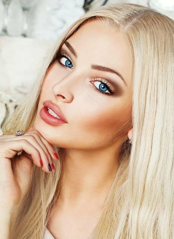 Макияж для блондинки с голубыми глазами