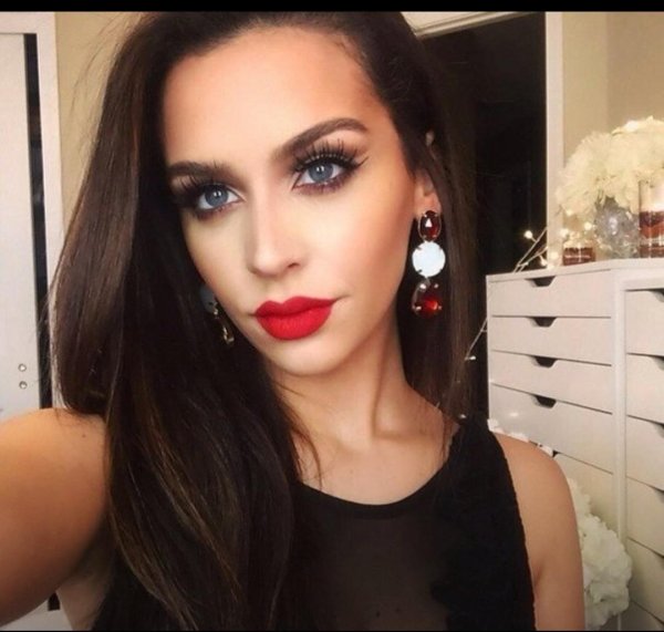 Carli bybel, Карли бибел, Брюнетка с красной помадой
