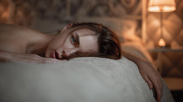 Viktoria vishnevetskaya, Девушка на кровати, Девушка лежит на кровати