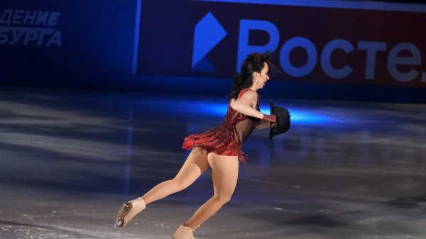 Чемпионка Елизавета Туктамышева в засвете на льду