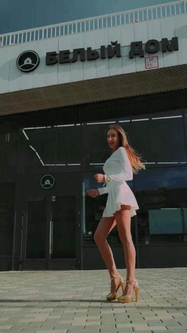 Лана Медкова в элегантном костюме с юбкой