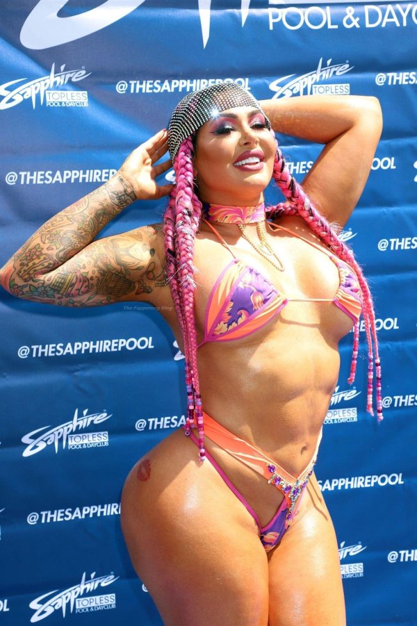 Фитоняшка Katie Forbes в соблазнительных композициях