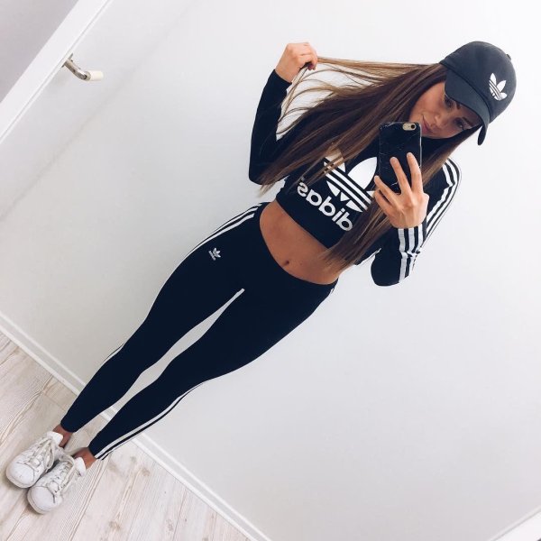 Красивая девушка в спортивном костюме