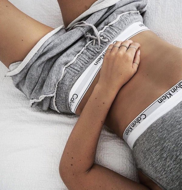 Девушка в белье Calvin Klein воплощает стильную эстетику