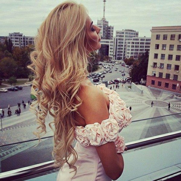 Блондинка со свадебной прической локонами воплощает романтическую мечту