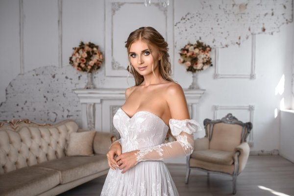 Сексуальная невеста с большой грудью в свадебном платье