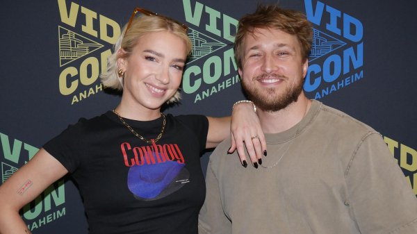 Кортни Миллер с семьей Хадид в стильных образах