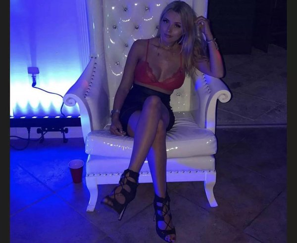 Корина Копф модель OnlyFans соблазняет