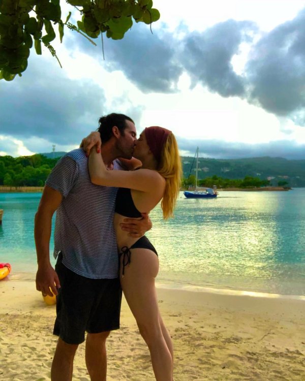 Caity lotz, Люси бойнтон бикини, Келли брук и джереми паризи на пляже