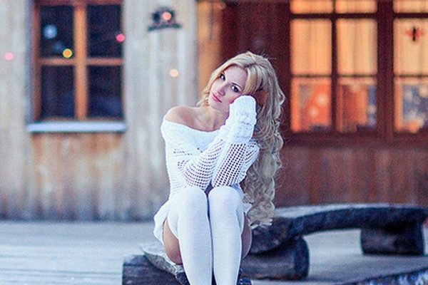 Красивая блондинка в зимней фотосессии на улице