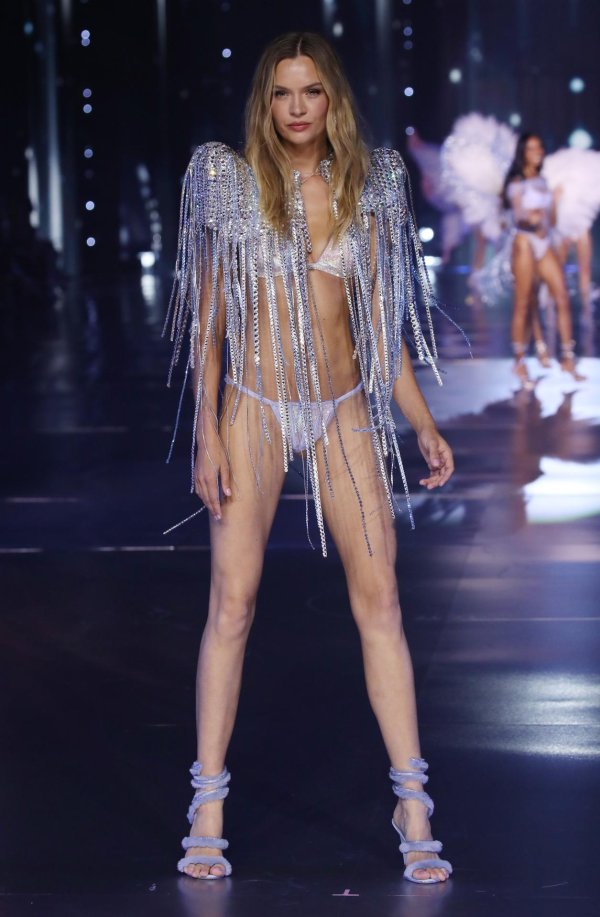 Жозефин Скривер на показе Victoria's Secret
