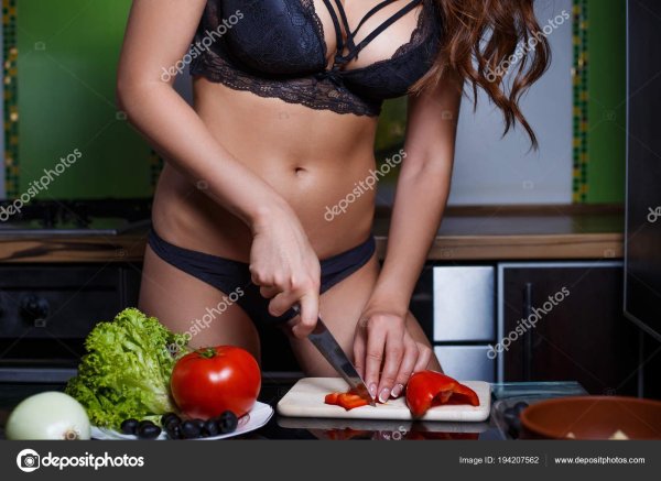 Девушка готовит на кухне
