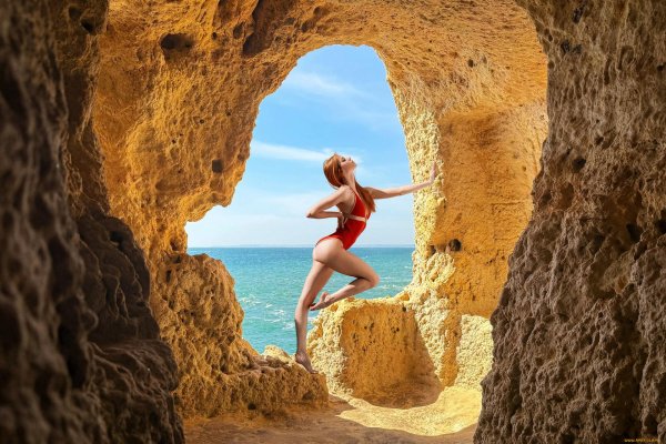Девушка наслаждается пляжем Algarve в Португалии