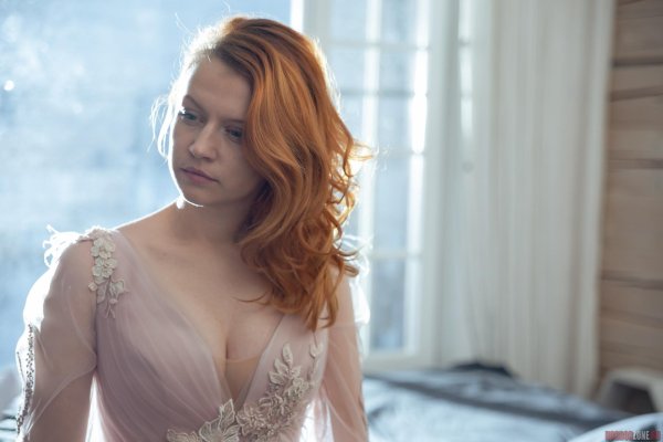 Романтичная Екатерина Шумакова в свадебном пеньюаре