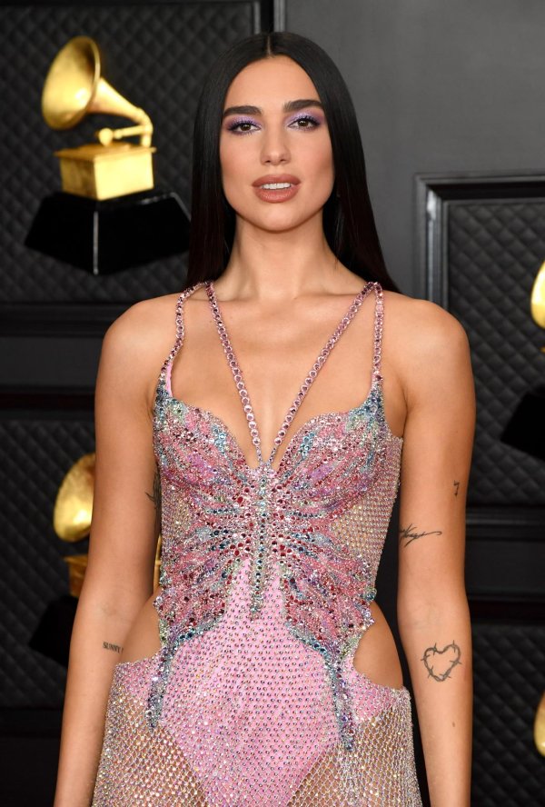 Очаровательная Dua Lipa сияет на сцене Грэмми