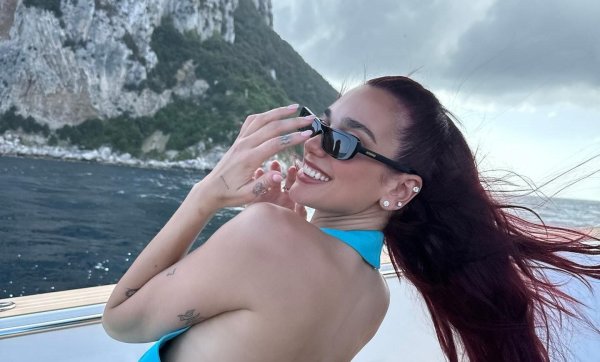 Соблазнительная Dua Lipa в откровенном купальнике на пляже