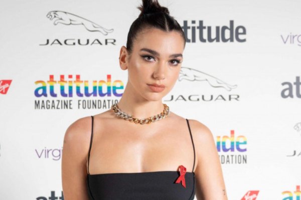Харизматичная Dua Lipa в образе успешной певицы