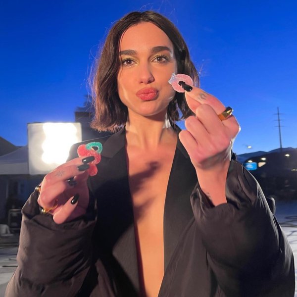 Стильная Dua Lipa с модным каре от YSL