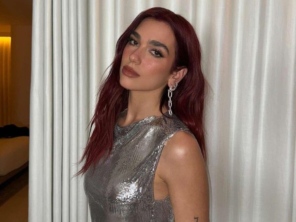 Огненная Dua Lipa с яркими красными волосами