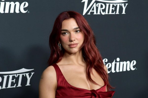 Привлекательная Dua Lipa с огненными красными волосами