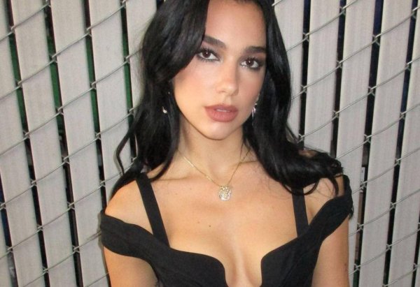 Успешная биография британской звезды Dua Lipa