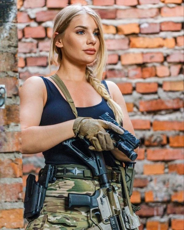 Красивые девушки с оружием, Девушка военной форме, Девушка с оружием