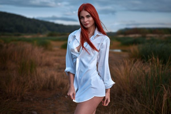 Рыжая девушка на уличной фотосессии
