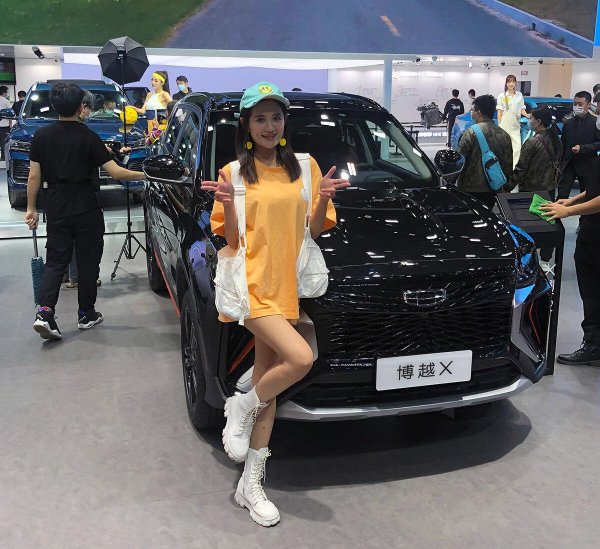 Веселые красавицы с авто