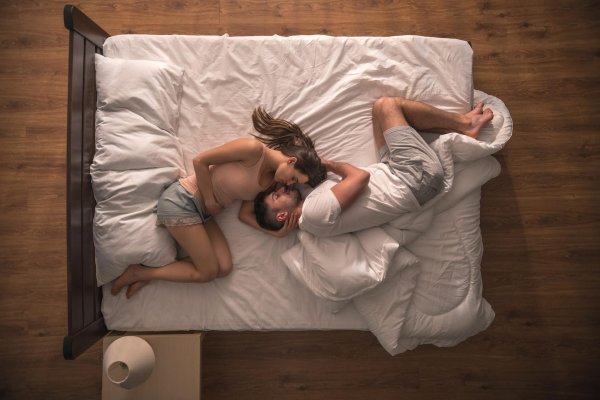 Пара в интимных объятиях сверху
