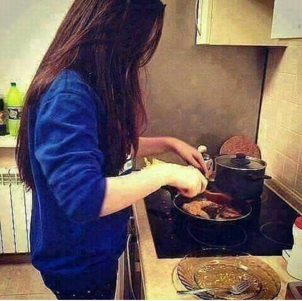 Девушка на кухне со спины