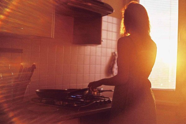 Женщина на кухне, Девушка на кухне, Девушка готовит на кухне