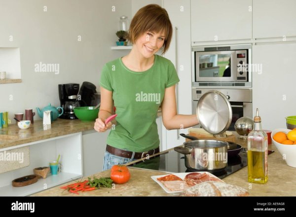 Женщина на кухне, Домохозяйка на кухне, Женщина готовит на кухне