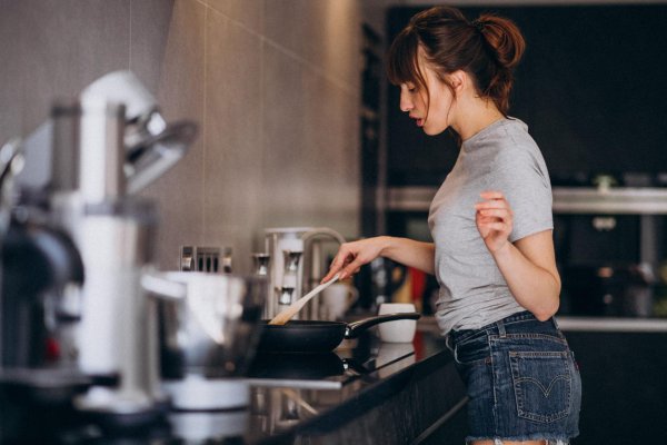 Кухня девушка, Девушка готовит на кухне, Женщина на кухне