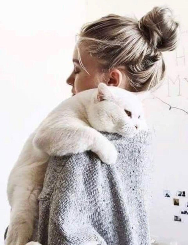 Девушка нежно обнимает кота