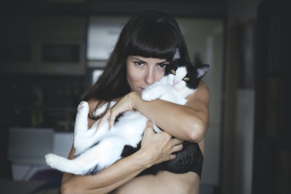 Девушка с кошкой на руках в фотосессии