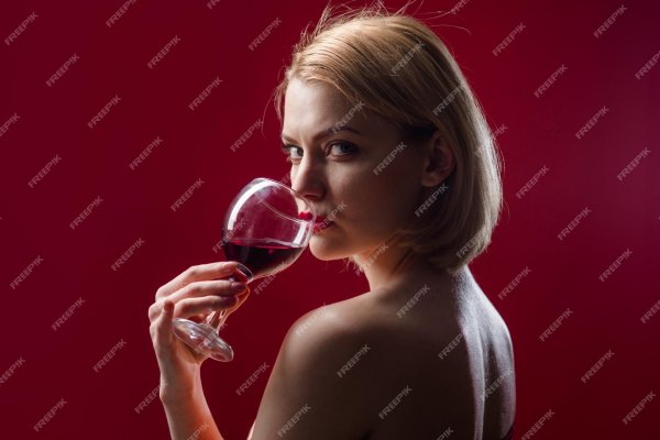Романтичная женщина с бокалом красного вина