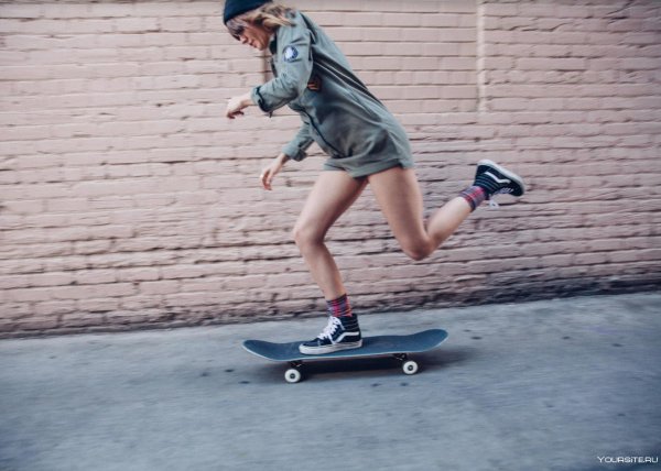 Грациозная skater girl на борде