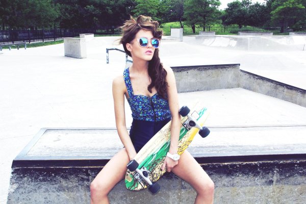 Страстная skater girl в движении