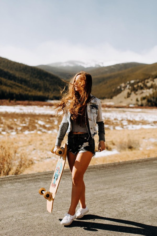 Привлекательная скейтбордистка skater girl на доске