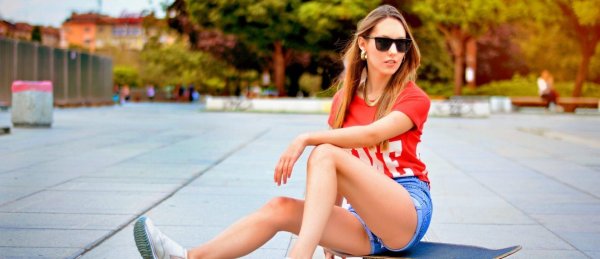 Привлекательная скейтбордистка skater girl в кедах