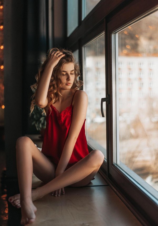 Фотосессия на подоконнике, Она девушка, Девушка