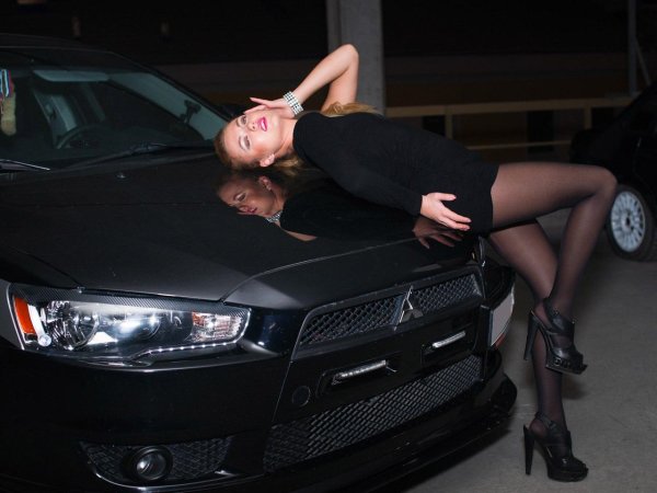 Соблазнительная красотка в чулках возле Mitsubishi Lancer
