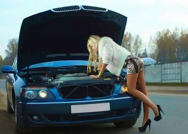 Бмв е и девушки, Девушка открывает капот машины, Авто девушка