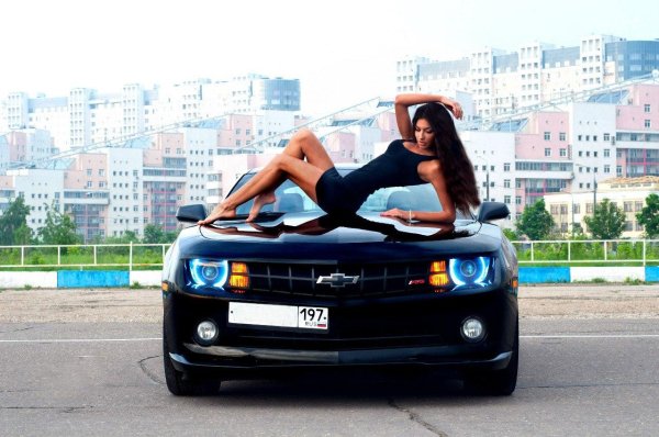 Манящая красотка возле мощного Chevrolet Camaro V
