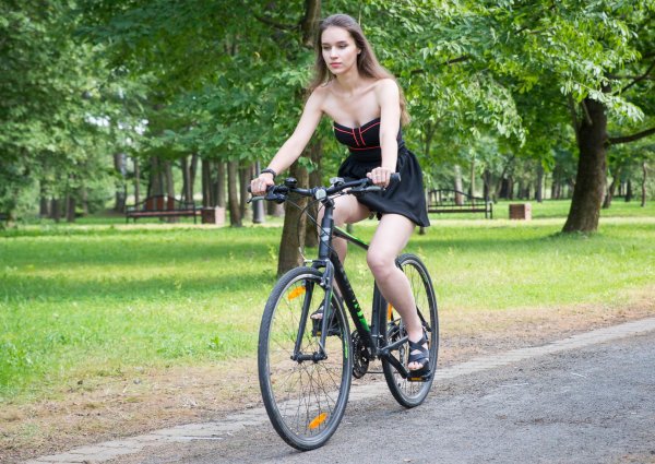 Девушки на велосипеде в юбке, Девушка в платье на велосипеде, Девушка на велосипеде