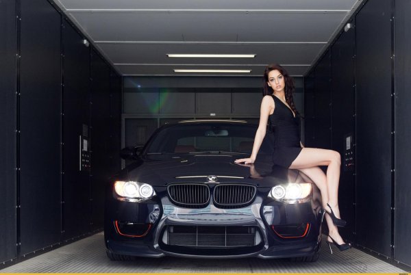 Девушка около элегантной BMW E