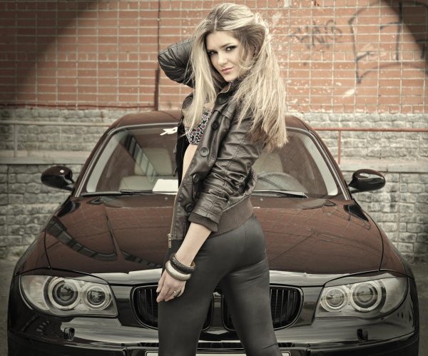 Девушка в фотосессии около BMW